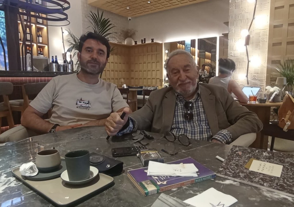 Hilmi Yavuz, bizim fakülte yıllarımızda şiirleri, yazıları ve seminerleriyle tek başına bir fakülte kadar yetiştirici olmuştur. Uzun yıllar sonra hocayı -hadi polemik bir söz söyleyelim- Türkçenin yaşayan en büyük şairini yeniden görmenin mutluluğunu yaşadım.