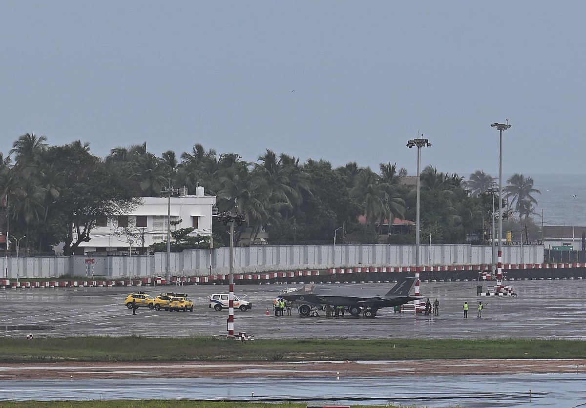 The Hindu (@the_hindu) on Twitter photo JUST IN | Lockheed Martin F-35 Lightning fighter aircraft made an emergency landing at #Thiruvananthapuram International Airport.
📸<a href="/nirmalharindran/">Nirmal Harindran</a> JUST IN | Lockheed Martin F-35 Lightning fighter aircraft made an emergency landing at #Thiruvananthapuram International Airport.
📸<a href="/nirmalharindran/">Nirmal Harindran</a>