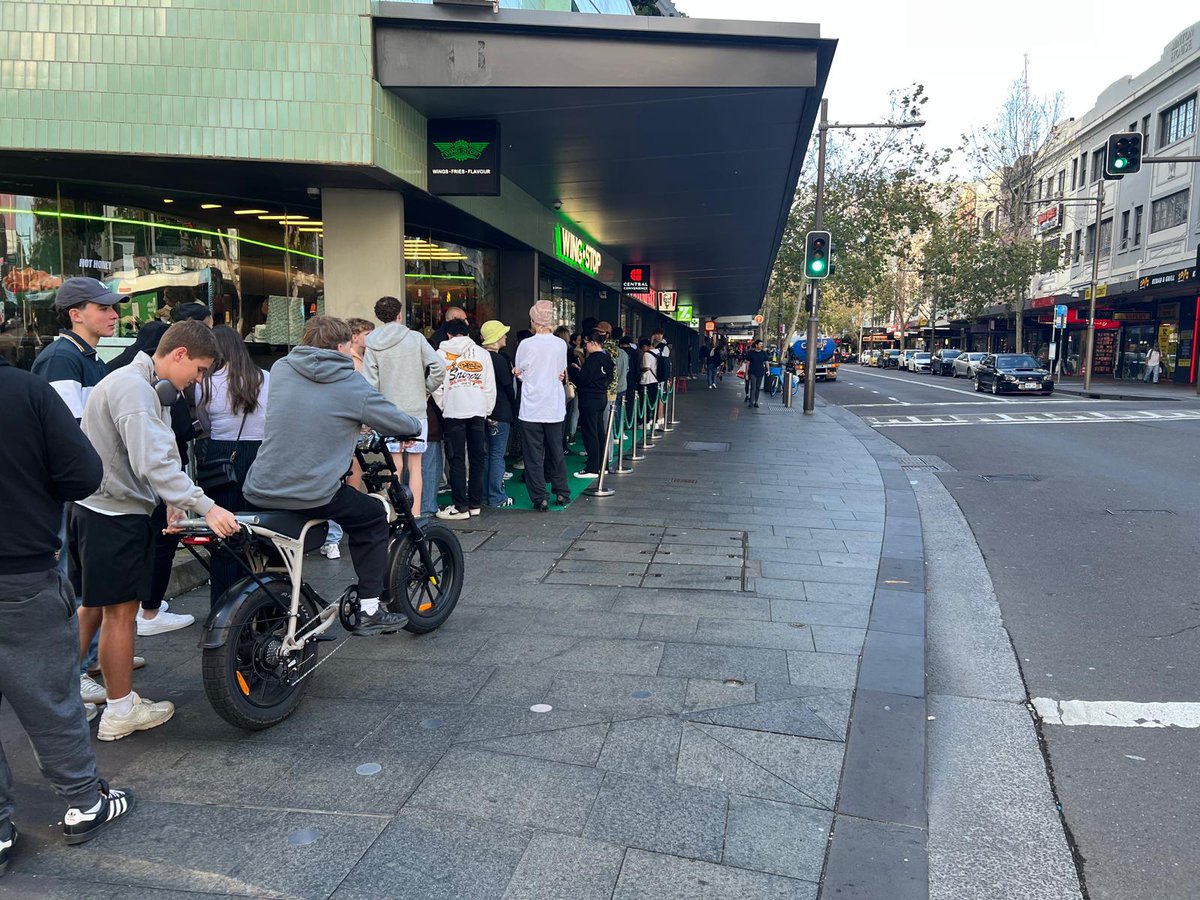 Omfg the cost of living. Omfg housing crisis. Omfg world is doomed with climate change &amp; folk prepared to spend three hours waiting in line &amp; queue around the corner for overpriced chicken wings- cos some dipstick Influencer did an "unbiased" review