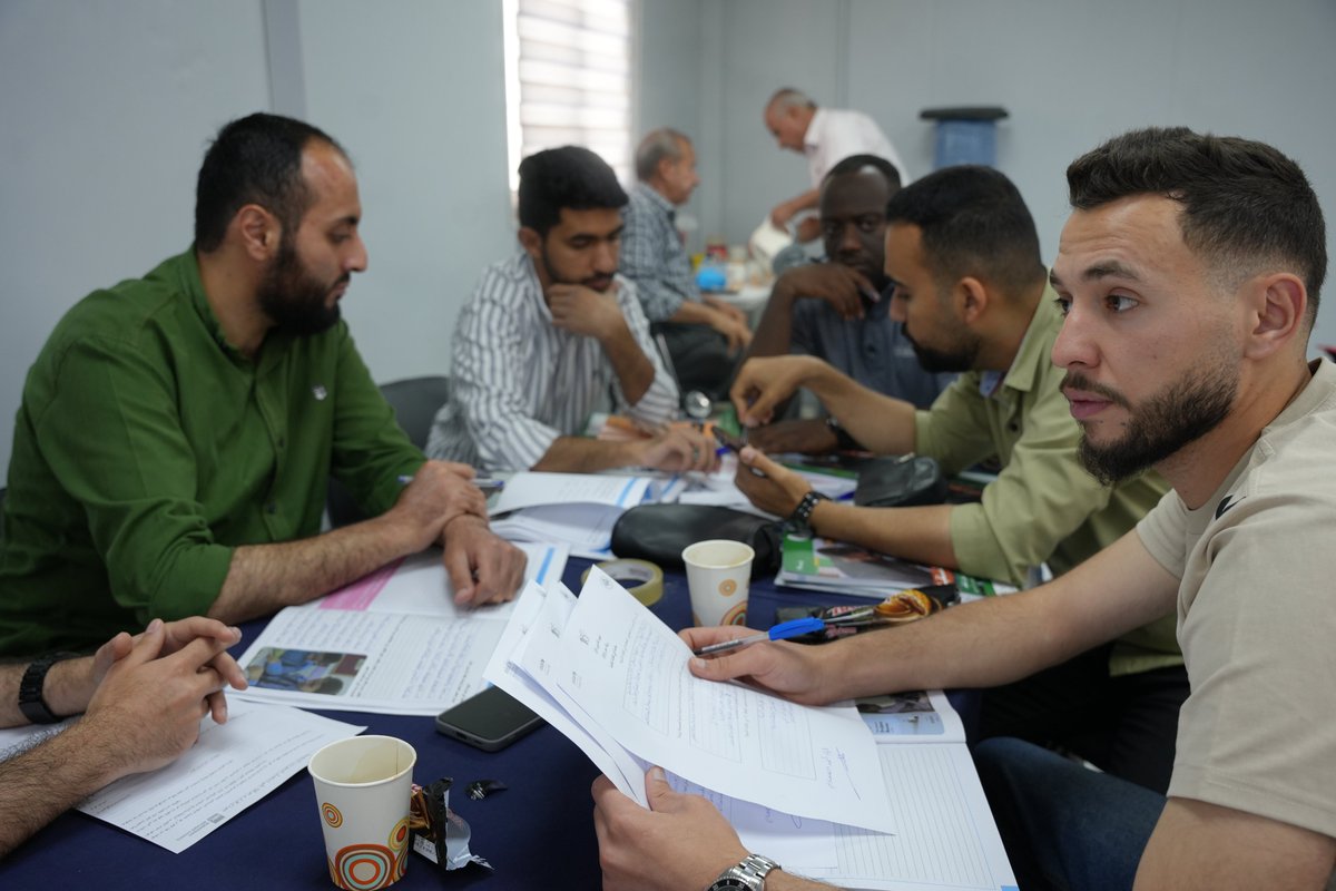 في مخيمي الأزرق والزعتري، يقدّم المجلس النرويجي للاجئين تدريباً مهنياً مرناً للمعلمين المعينين بعقود خدمة، يشجّعهم على تجريب منهجيات جديدة، والتعلّم من الأقران، وإعادة التفكير بممارساتهم التعليمية. #التعليم_في_الطوارئ #تدريب_المعلمين