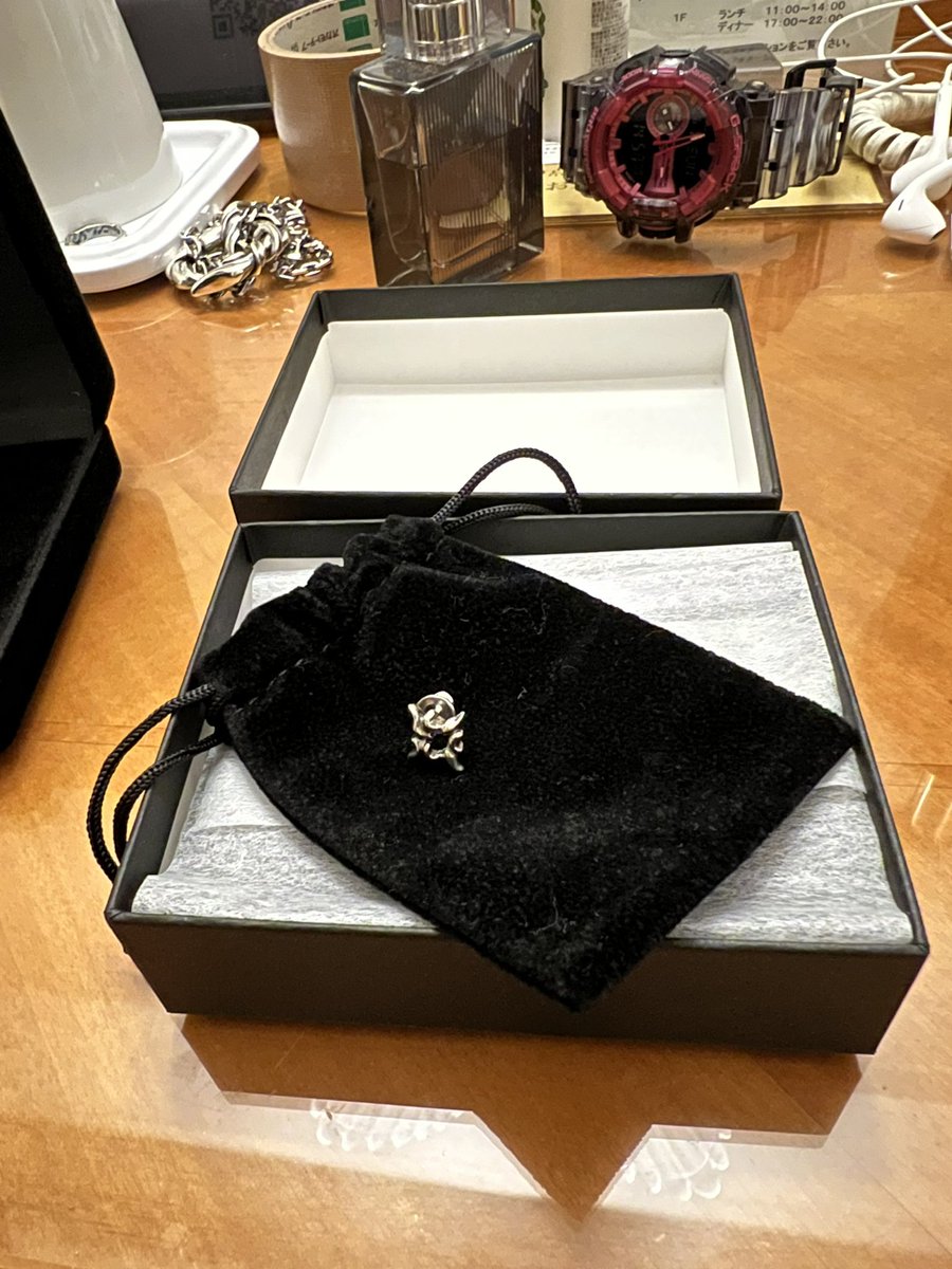 UVERworld ライブグッズのブローチ と 下北沢のギャラリーでしか買え