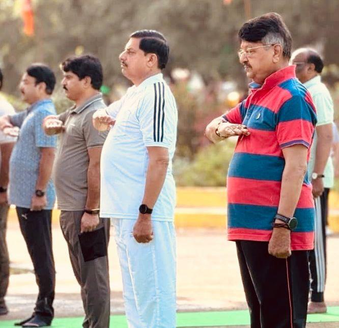 Ghanshyambjp169's tweet image. स्वस्थ जीवन शैली हमारे शरीर के साथ मन की शुद्धि का मार्ग है। मैं सदैव से इसके महत्व का पक्षधर रहा हूँ। इसी भावना के साथ आज पचमढ़ी में भारतीय जनता पार्टी के तीन दिवसीय प्रशिक्षण वर्ग के द्वितीय दिवस का शुभारंभ प्रातःकालीन योग तथा ध्यान शिविर से हुआ।

प्रकृति की गोद में स्थित…