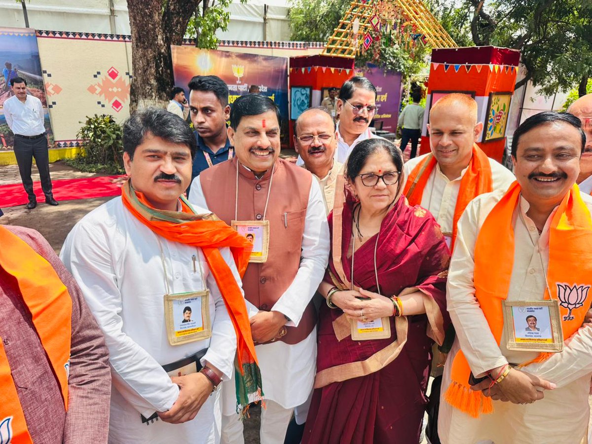 Ghanshyambjp169's tweet image. स्वस्थ जीवन शैली हमारे शरीर के साथ मन की शुद्धि का मार्ग है। मैं सदैव से इसके महत्व का पक्षधर रहा हूँ। इसी भावना के साथ आज पचमढ़ी में भारतीय जनता पार्टी के तीन दिवसीय प्रशिक्षण वर्ग के द्वितीय दिवस का शुभारंभ प्रातःकालीन योग तथा ध्यान शिविर से हुआ।

प्रकृति की गोद में स्थित…