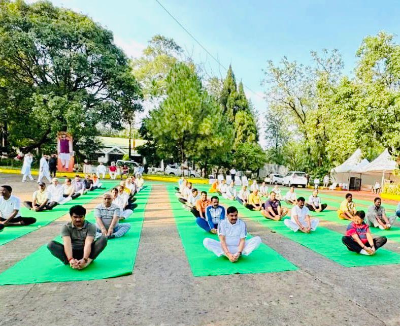 Ghanshyambjp169's tweet image. स्वस्थ जीवन शैली हमारे शरीर के साथ मन की शुद्धि का मार्ग है। मैं सदैव से इसके महत्व का पक्षधर रहा हूँ। इसी भावना के साथ आज पचमढ़ी में भारतीय जनता पार्टी के तीन दिवसीय प्रशिक्षण वर्ग के द्वितीय दिवस का शुभारंभ प्रातःकालीन योग तथा ध्यान शिविर से हुआ।

प्रकृति की गोद में स्थित…