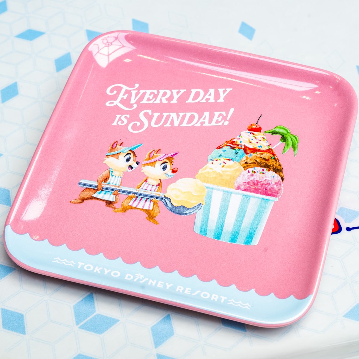 スーベニアプレート付き！
東京ディズニーランド「SUNNY SUNNY Summer2025」ミルクムース＆マドレーヌ販売中☆
 mezzomiki.jp/post-311296/