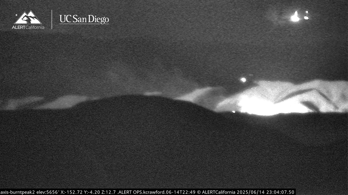 CaliFireTracker's tweet photo. The team at California Wildfire Tracking is now monitoring a new start near Castaic Lake, Los Angeles County. This vegetation fire is around 1 acre, with a full brush response requested. https://t.co/q3VTigRxu4