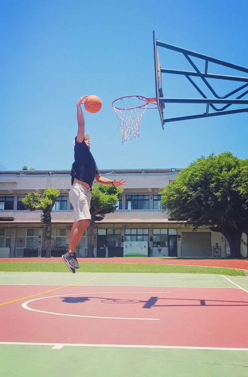 兒子問我  爸爸 你會打籃球嗎？

我想  我會一點點