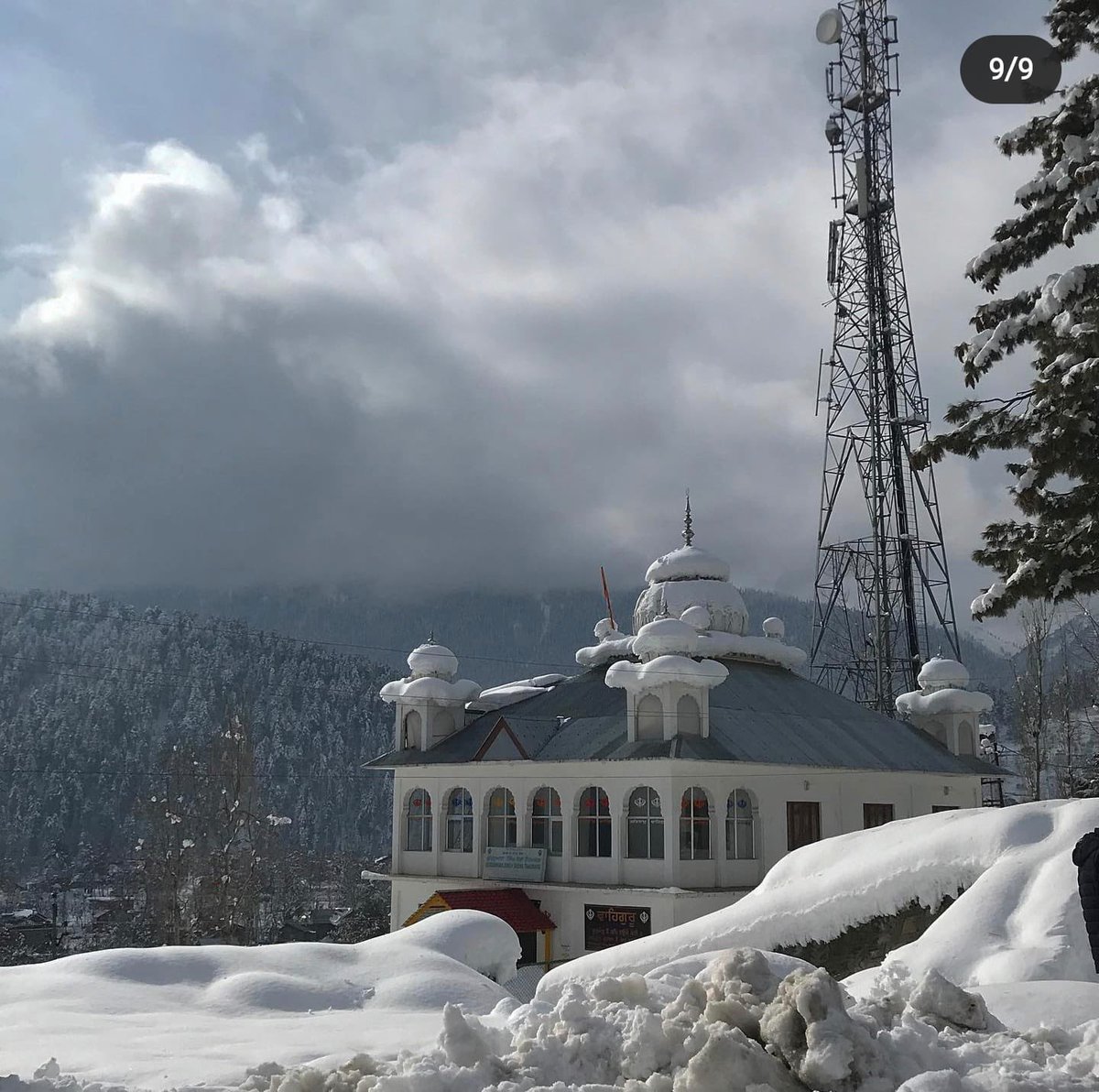 A Gurudwara in Baramulla ,  kashmir During Winters . I am looking forward to visit Kashmir as soon as possible . There are many historical gurudwaras in kashmir ❤️❤️❤️