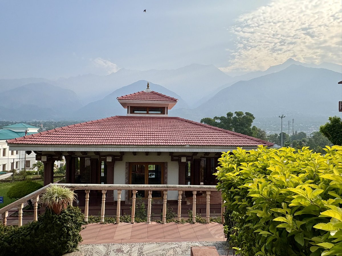 nisheets's tweet image. “May we discover the Love Divine in ourselves. May we find courage in ourselves to live the Divine Love. May we come to explore the fulfilment of the Love Divine”
~ Swami Chinmayananda
Pic : Divine Chinmaya Tapovan Ashram, Sidhbari 🛕
#Meditation #Spaces
#Vedanta #Centres