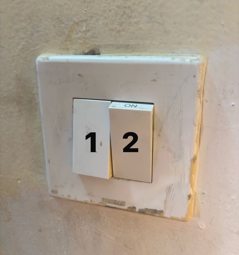 IdoWeisz's tweet photo. להבנתכם איזה מהמתגים כרגע דולק? https://t.co/l9yyyW88Ds