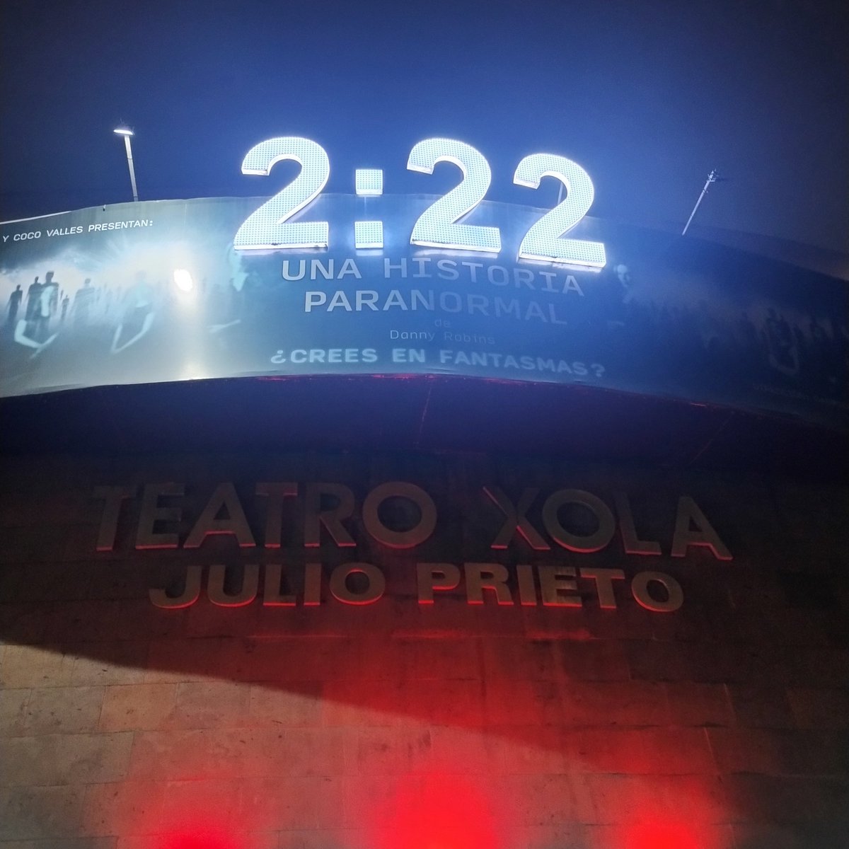 No esperaba mucho de esta obra, pero me voló el cerebro. 🤯 Ahora voy a tener que ver de nuevo <a href="/222hparanormal/">222historiaparanormal</a> , lo malo es que le quedan siete funciones. Se presenta los sábados y domingos en el #TeatroXola.