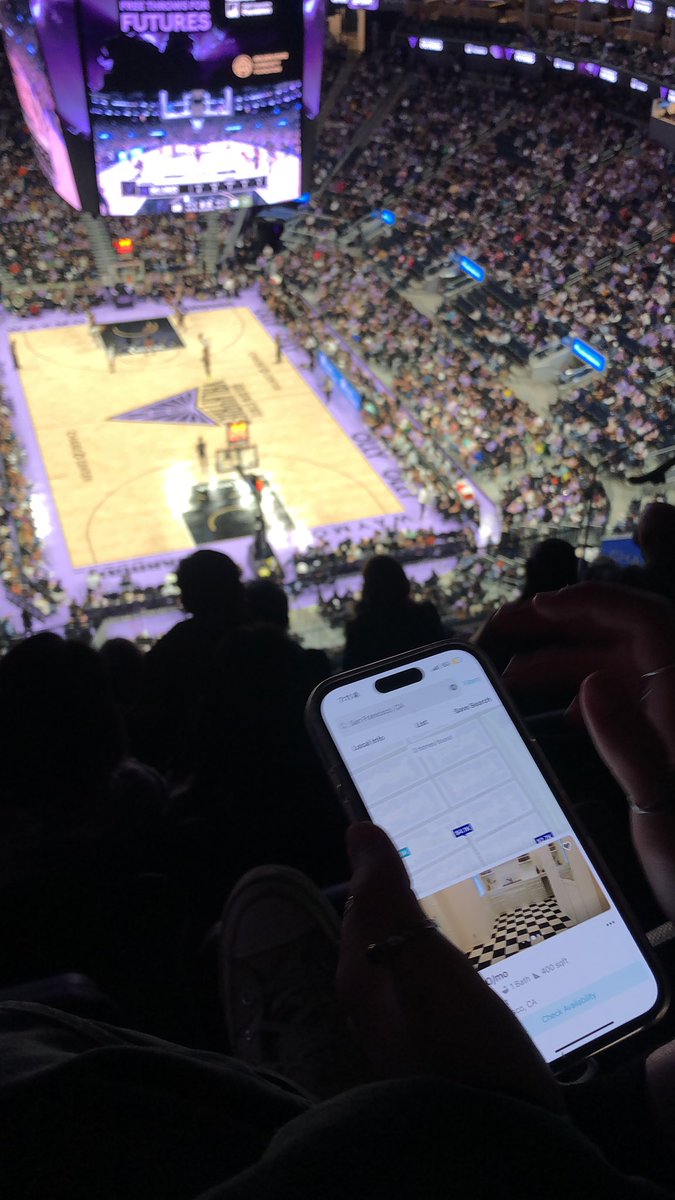 DiningPorter's tweet photo. at the valkaries game. chugging our hennesy slushie and looking for apartments https://t.co/lIC4zj5suz