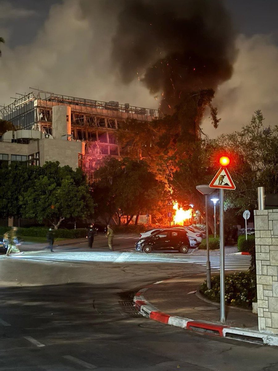 Israel confirma que uno de los misiles iraníes ha impactado contra el famoso Instituto Weizmann, en Rehovot, en el centro de Israel. 
El centro es clave en investigación científica, pero también colabora con el ejército en proyectos de inteligencia artificial, guiado de drones y