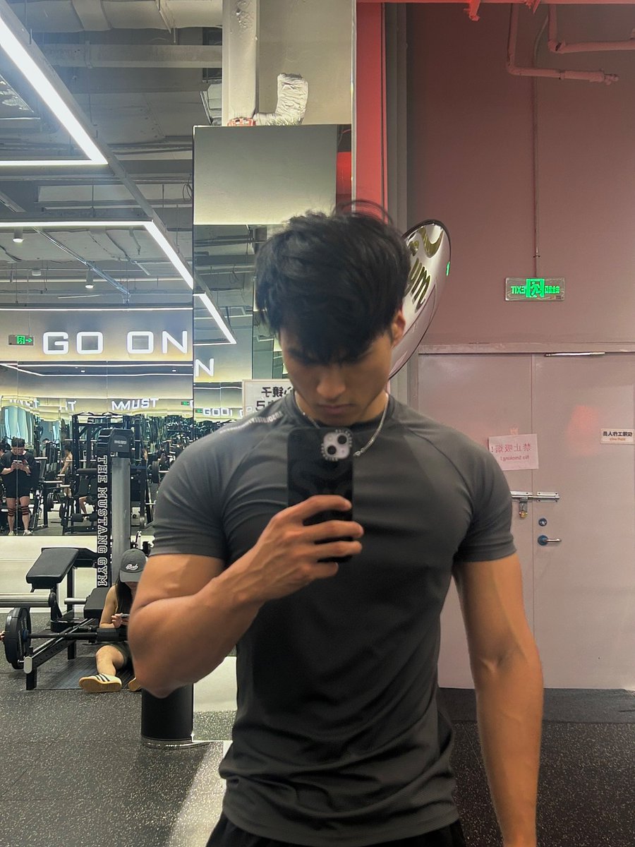 每次有女生跟我说，她咋一练就变壮了，我都想说你这个天赋能分我一点嘛，我练了4年还是个薄肌