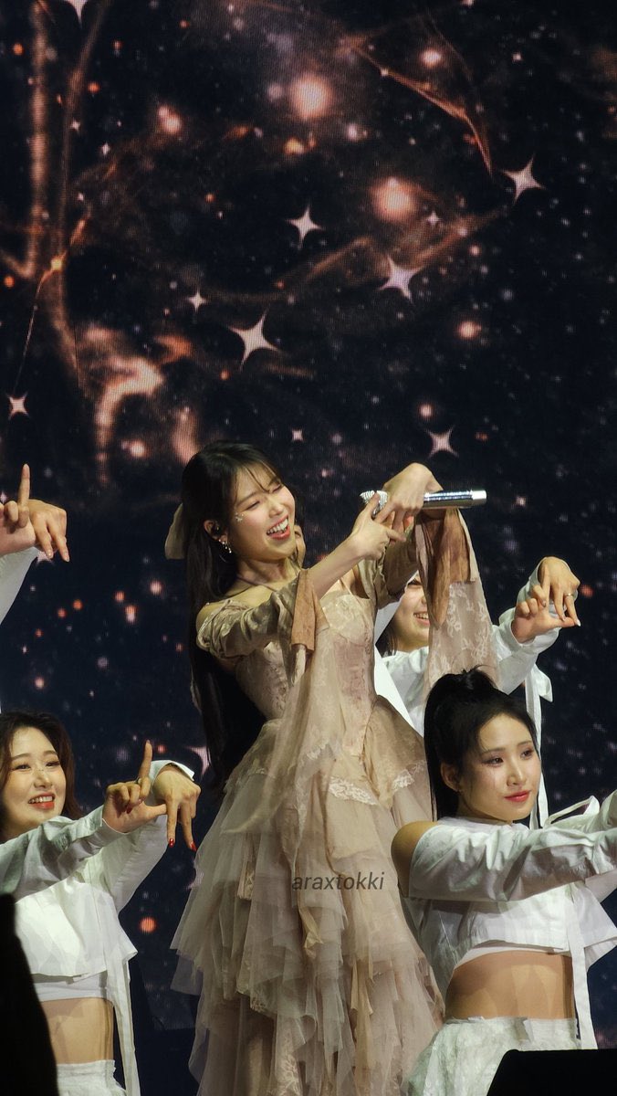 babiejieun's tweet photo. IU: “Doing a world tour was really hard and I don’t think I’ve fully recovered from all the energy I used up that time ㅋㅋ but going to meet International UAENAs is one of the best decisions I’ve ever made in my life. I miss you guys too❤️‍🔥” https://t.co/YUgFInWr1i