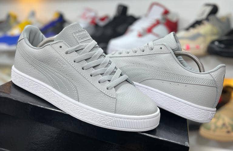 SUEDE

SIZE 40,41,42,43,44,45

PRICE 75,000

KARIBUNI