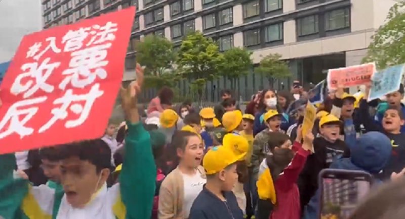 まあ当たり前だが、よくよく冷静に見てみると、不法移民強制送還に反対してるのが不法移民で、スパイ防止法に反対してるのがスパイなんだわな。