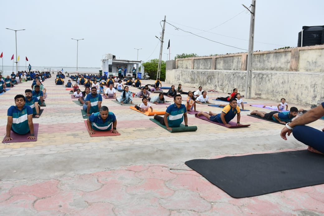 In the lead-up to #IDY2025, Naval Station Okha conducted a beach yoga session on 14 Jun 25.
Officers, Sailors, DSC, Civilians &amp; families united in practicing the Common Yoga Protocol for wellness &amp; harmony.
#YogaForWellness #IndianNavy #StationOkha