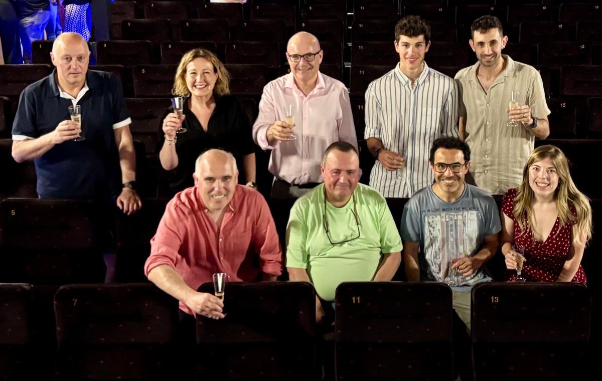 🎥 Ahir dissabte, el Cinema Patronat de Berga va acollir la preestrena del documental ‘Pioners’ en motiu del 30è aniversari de les emissions de La Patum.

🎞️ Durant l’acte es va fer un homenatge als quatre pioners per haver inciat el projecte l’any 1993.

#TvPatum