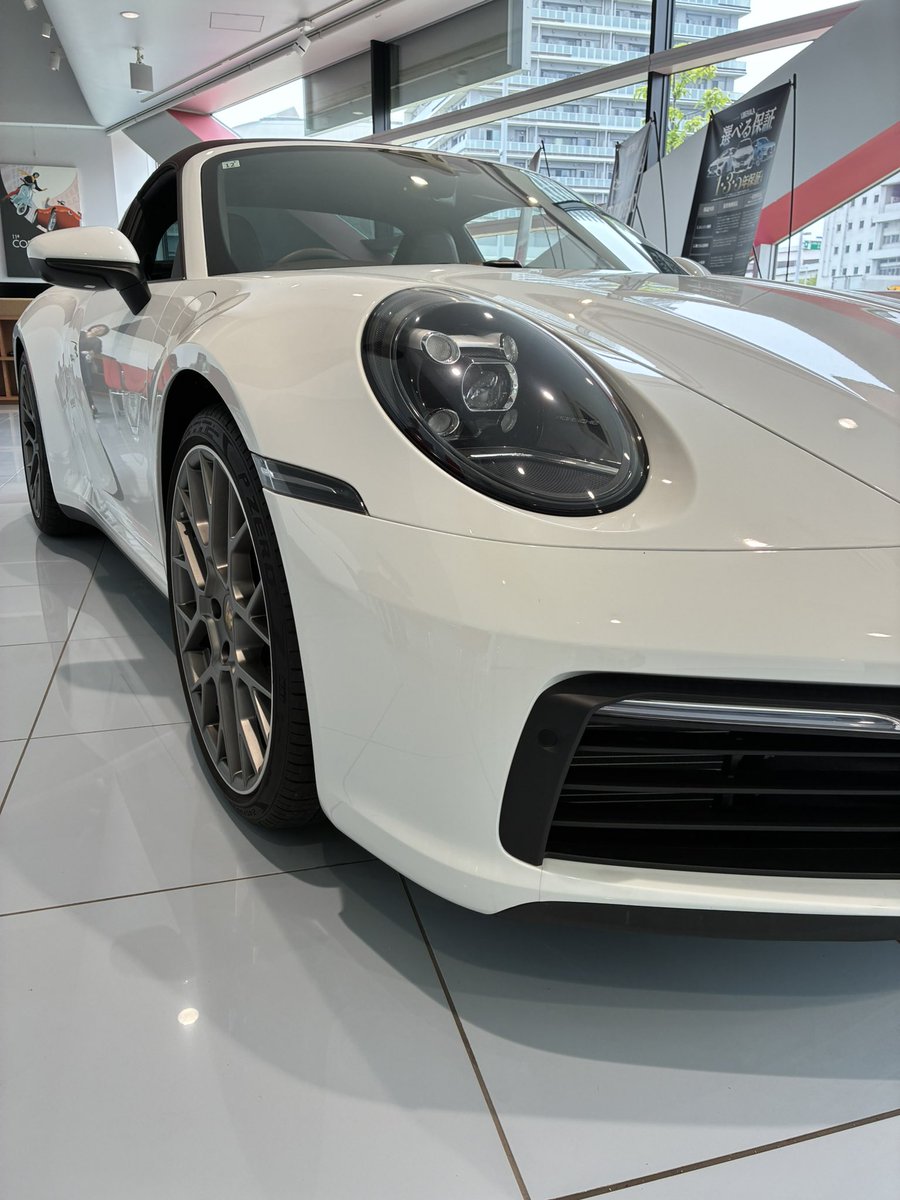 SouenGuriguri's tweet photo. 信長出陣
茶室巡りしながら代車で車屋さんに

911の992タルガ4展示してましたが
カッコイイですね〜

新車オプションの差額から
ブレーキローターとパッド交換で
50万位の想定が
請求200万超えとは

新品は効きが甘いので
少し削れるまで無理出来んな

#信長出陣
#ポルシェ
#PSCB https://t.co/jmqYW4BNuA
