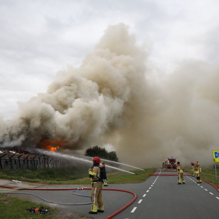 Grote brand bij recyclingbedrijf in Muiderberg