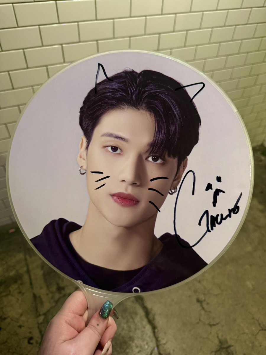 stcr_dust's tweet photo. I brought my Wooyoung picket to @SoGallant ‘s concert tonight for support and he saw it in the crowd and GRABBED IT

He also did a m&amp;g so I got to talk to him and he signed my picket and took a pic w me. He was so incredibly nice im still in awe

#gallant #wooyoung #ateez #유영 https://t.co/n8cfRfYymP