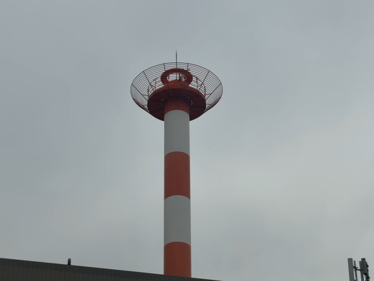 OhashiOUS's tweet image. 『岡山』の風向風速計は、こんなところにあるので、測定データを解析するときは気をつけてほしい。
イオンモール岡山に隣接する建物の屋上で、高度70m…