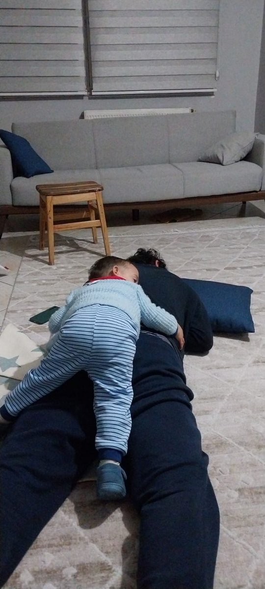 Baba, yaylı çekyat gibidir. Rahat bir uyku olanağı tanımasa da endamı yeter.