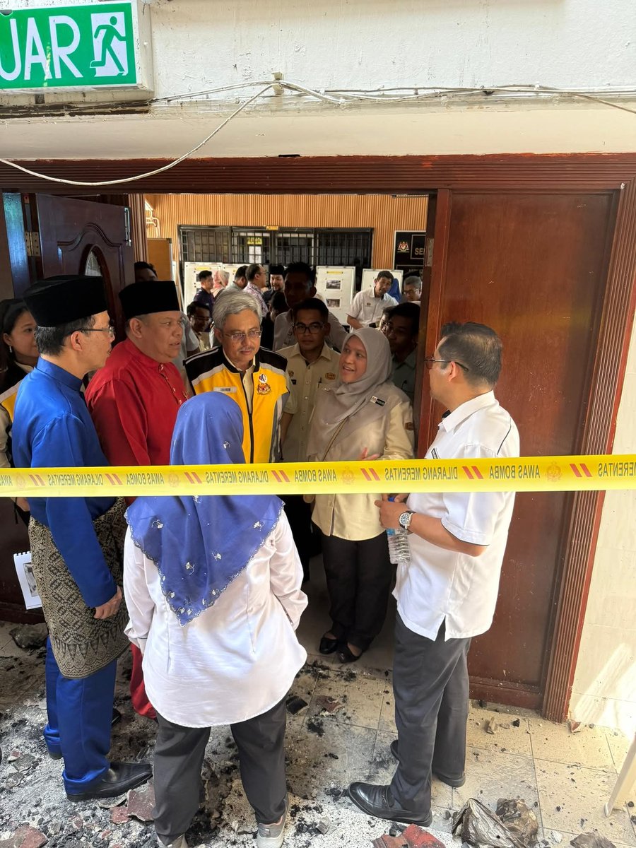 TKPKR (Sektor Infra) (@tkpkr_infra) on Twitter photo 13.06.2025 - Bersama YAB Perdana Menteri dan YB Menteri Wilayah Persekutuan meninjau Sek. Men. Sains Alam Shah yang terjejas akibat kebakaran. Turut hadir dr JKR ialah CSFB, CKAS, JKR WPKL, dll.
JKR komited memberikan khidmat nasihat teknikal terbaik. 
#IamJKR
#JasaKepadaRakyat 13.06.2025 - Bersama YAB Perdana Menteri dan YB Menteri Wilayah Persekutuan meninjau Sek. Men. Sains Alam Shah yang terjejas akibat kebakaran. Turut hadir dr JKR ialah CSFB, CKAS, JKR WPKL, dll.
JKR komited memberikan khidmat nasihat teknikal terbaik. 
#IamJKR
#JasaKepadaRakyat