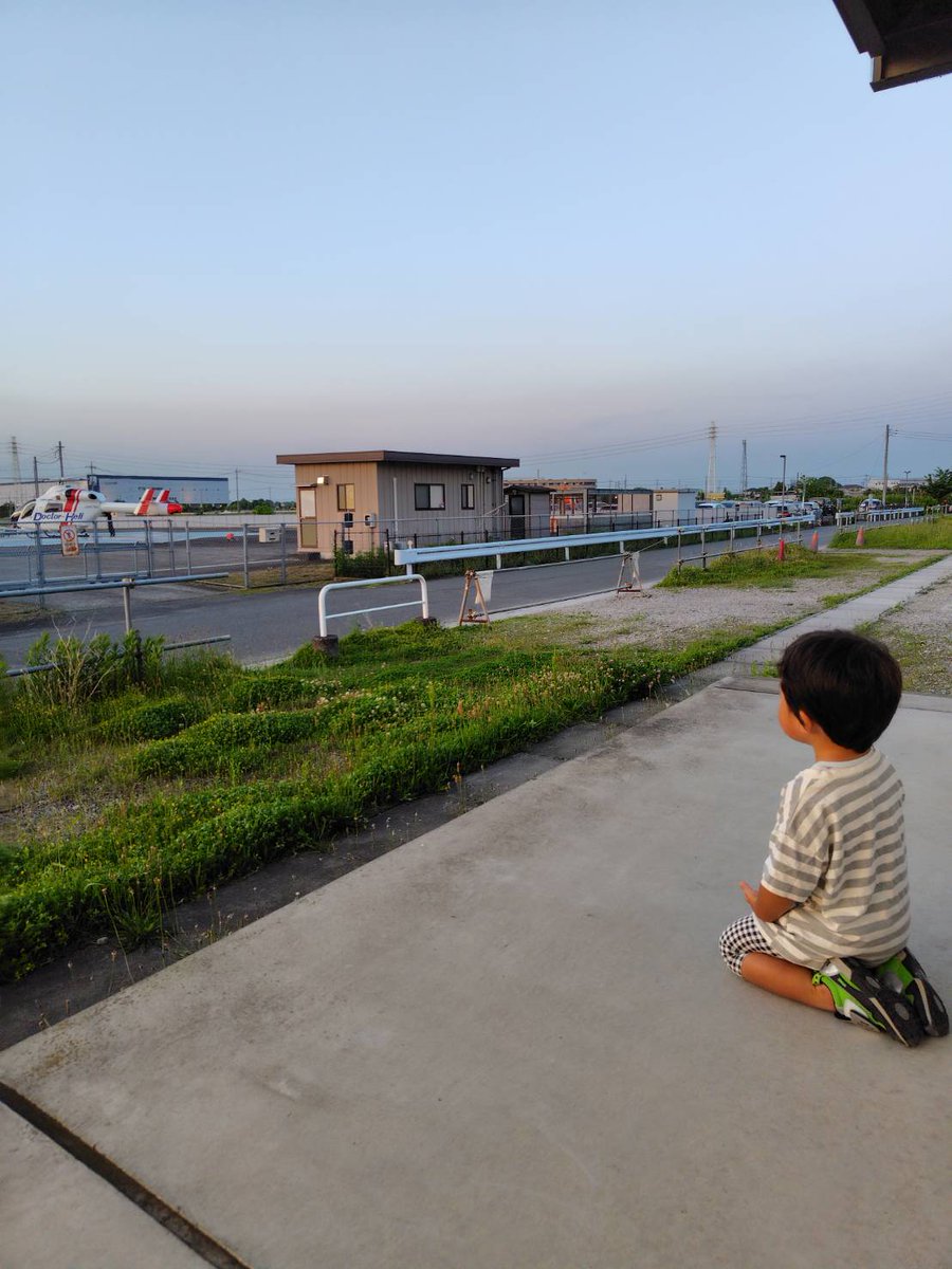 ヘリコプターが飛ぶまで帰らないと正座で座り込み🚁

その数分後､奇跡的にヘリコプターが飛びました❗

#外遊びねばりん坊選手権