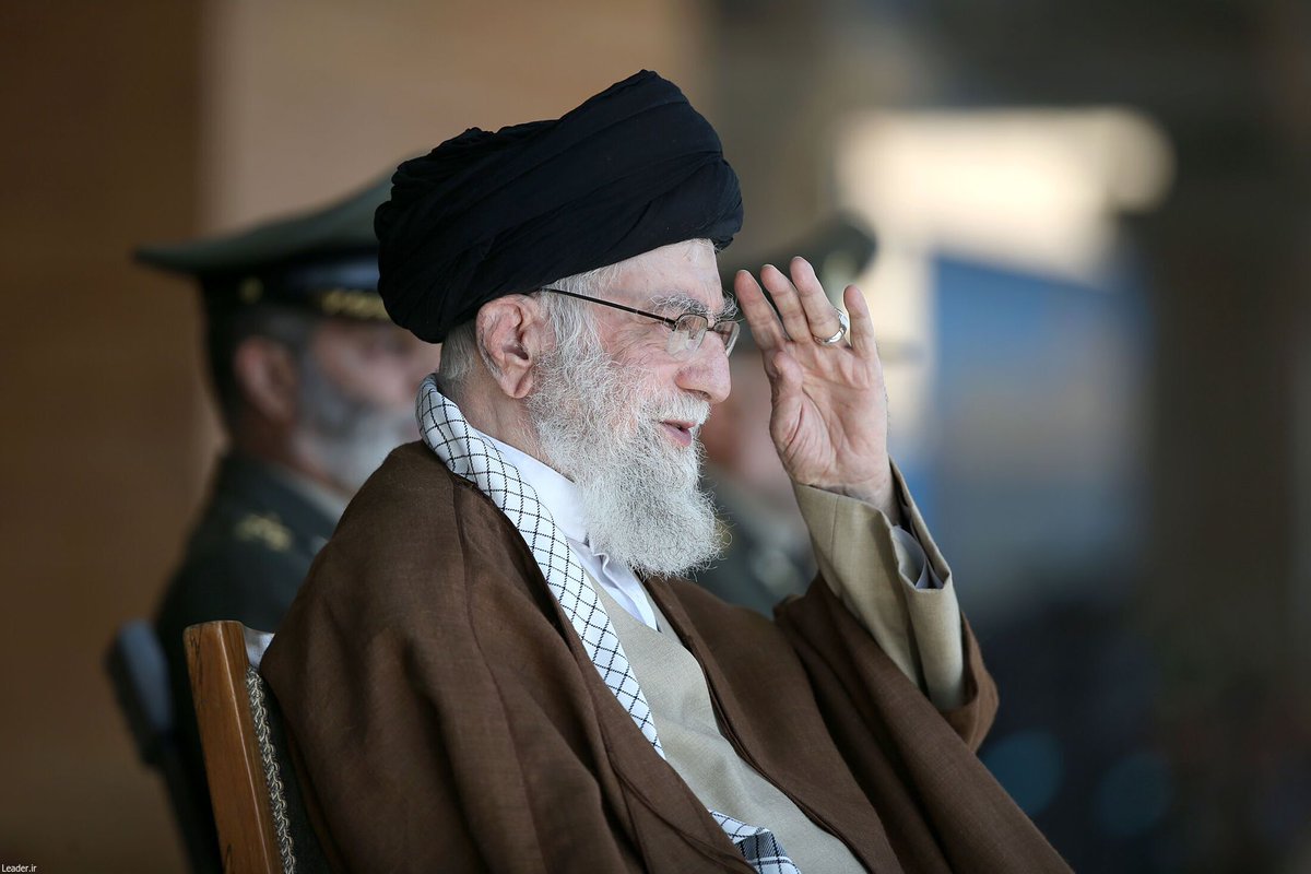 m_rezaei1988's tweet image. کمتر از ۲۴ ساعت فرماندهان نظامی را جایگزین شهدا کرد.
آمد تلویزیون به مردم دلگرمی و قوت قلب داد.
و در آخر فرمانِ بیچاره کردن دشمن را صادر کرد.
بمانی برای ایران …