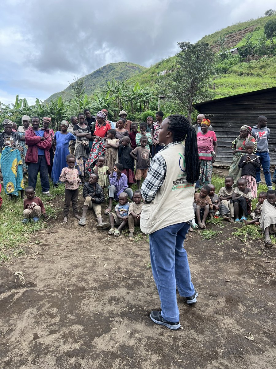 UmandeClemence's tweet photo. Promotion de l'hygiène publique dans l'Aire de santé de Shasha dans le cadre du projet : Réponse WASH en faveur des personnes affectées par les conflits armés et le choléra dans la zone de santé de Kirotshe. Exécuté par Yme Grands Lacs en partenariat avec Les FHRDC. https://t.co/h5PeUogFyd
