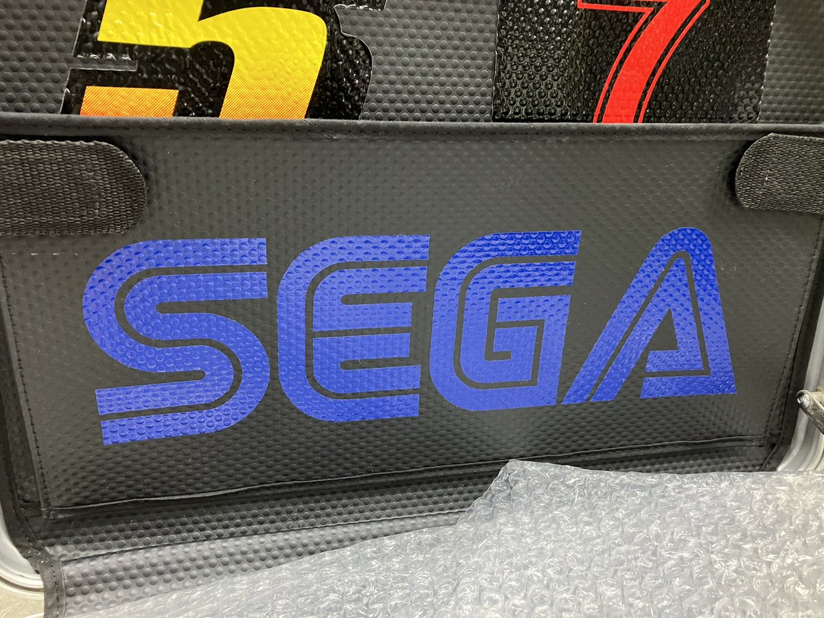 すっかり使わなくなったゼロハリのアタッシュケースを基板入れにしてるのだが久々に開けてみて「懐かしい〜」ってなった！
この文字だけ残るSEGAロゴステッカー、販売用でもなく、ノベルティでもなく、30年以上前のセガの会社車両に貼る用。
シートが薄く、色褪せもなく、いい粘着シート使ってたのね。