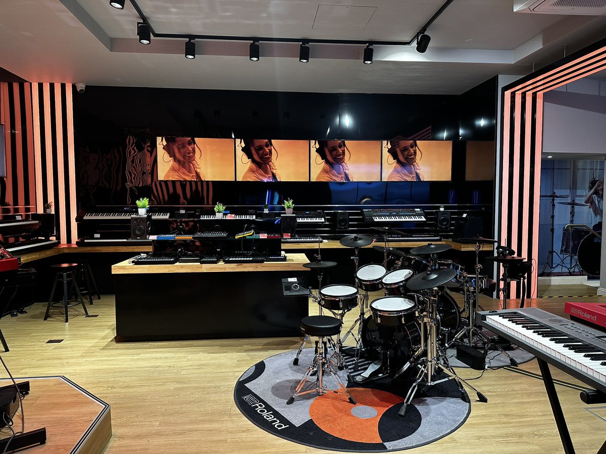 Nice to see this store :) Roland