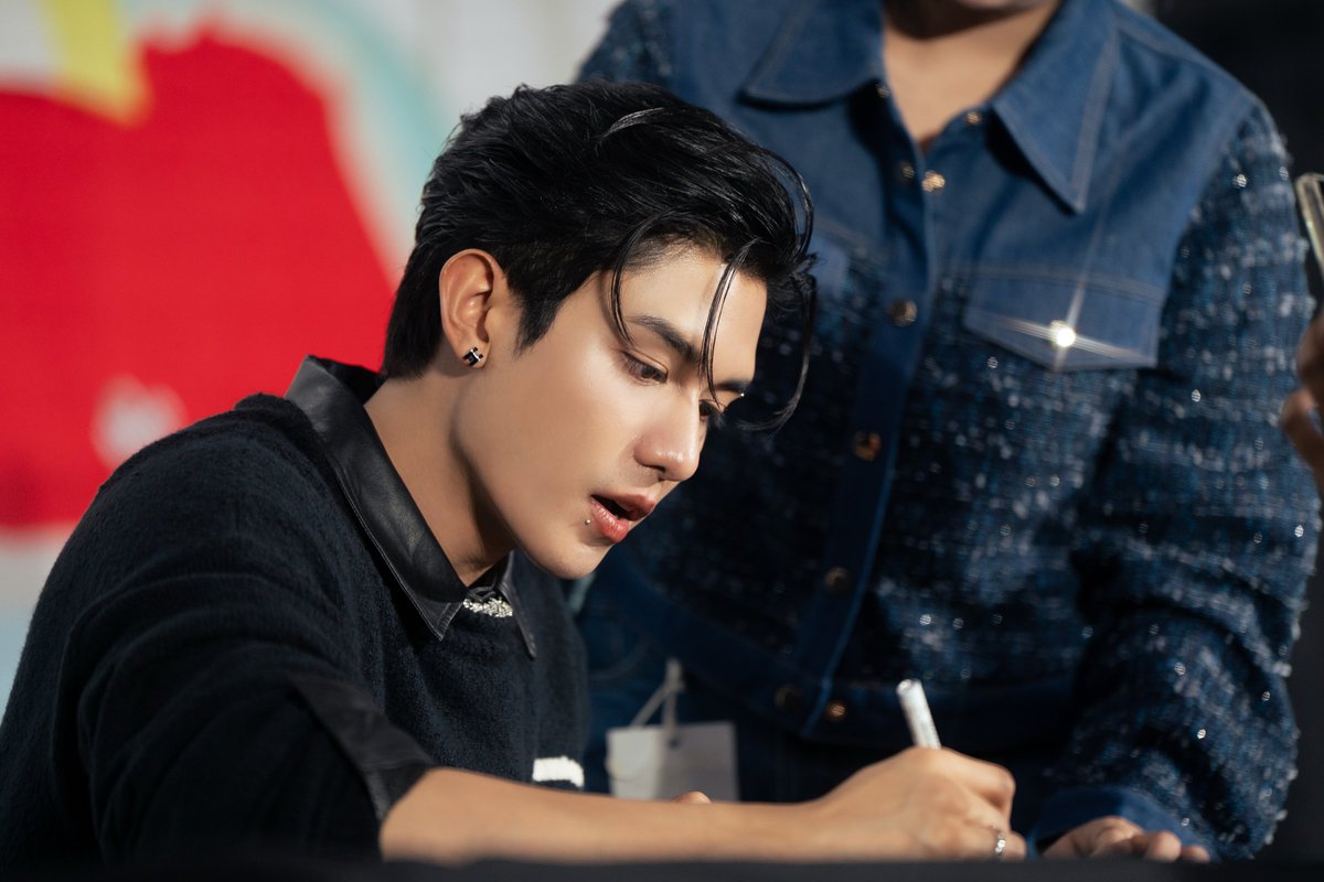 NetSRPPhotobook's tweet photo. จบลงไปแล้วสำหรับงาน Net Siraphop 1st Photobook ‘𝑯𝒊𝒔 𝑾𝒂𝒗𝒆’ Fansign 

ขอขอบคุณทุกคนที่มาร่วมสร้างความทรงจำแสนพิเศษไปพร้อมกันกับ “เน็ต” @netsiraphop รวมถึงขอขอบคุณทุกคนที่ติดตามและส่งกำลังใจให้กับเน็ตมาตลอดทั้งวันนะคะ 🥰 

#Net1stFansignHisWave https://t.co/328ZqbO6sy