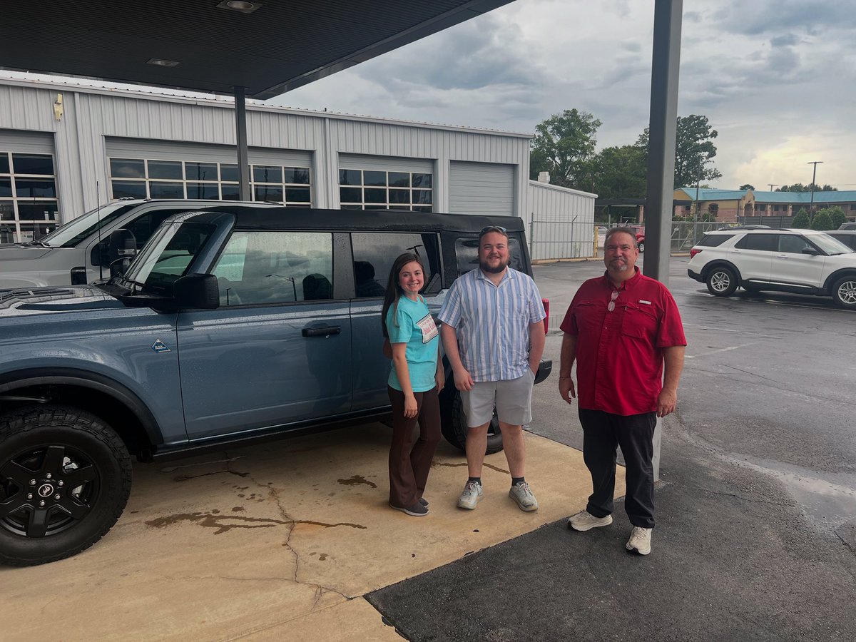 SmithFordAR's tweet photo. 🎉 Congratulations to the Jones family on their new 2024 Ford Bronco! 🚙💨 We’re thrilled you chose Smith Ford to be part of your adventure. Big thanks to our salesperson Mark Stine for helping make it happen!

#SmithFord #FordBronco https://t.co/3JCgHti6sH