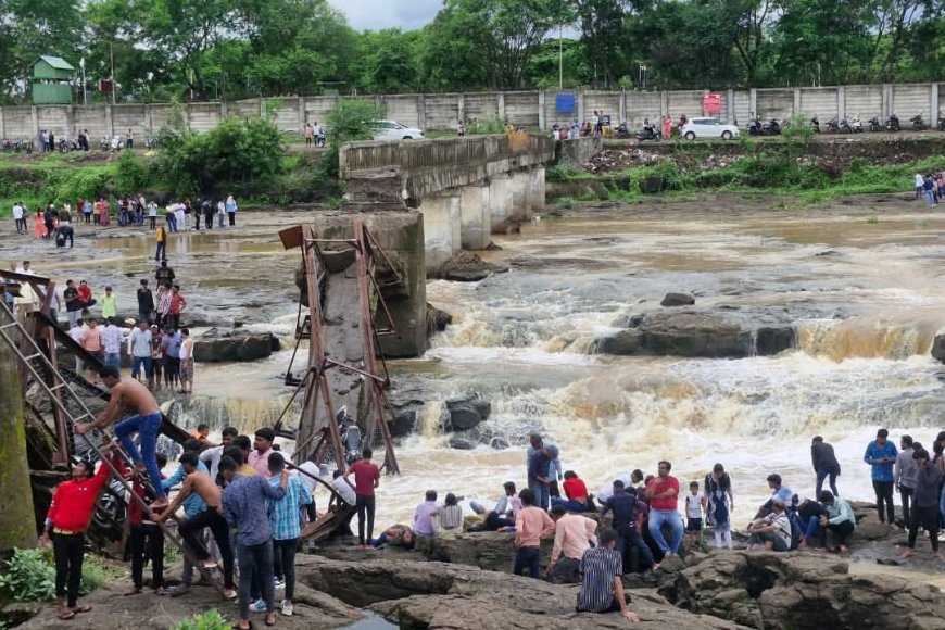 bhaware358's tweet photo. पुण्यातील इंद्रायणी नदीवरील पूल कोसळला, 20 ते 25 जण वाहून गेल्याची भीती. तळेगाव दाभाडे शहराजवळील प्रसिद्ध पर्यटनस्थळ कुंडमळा येथील घटना.
#punenews https://t.co/3H3kabdg7B