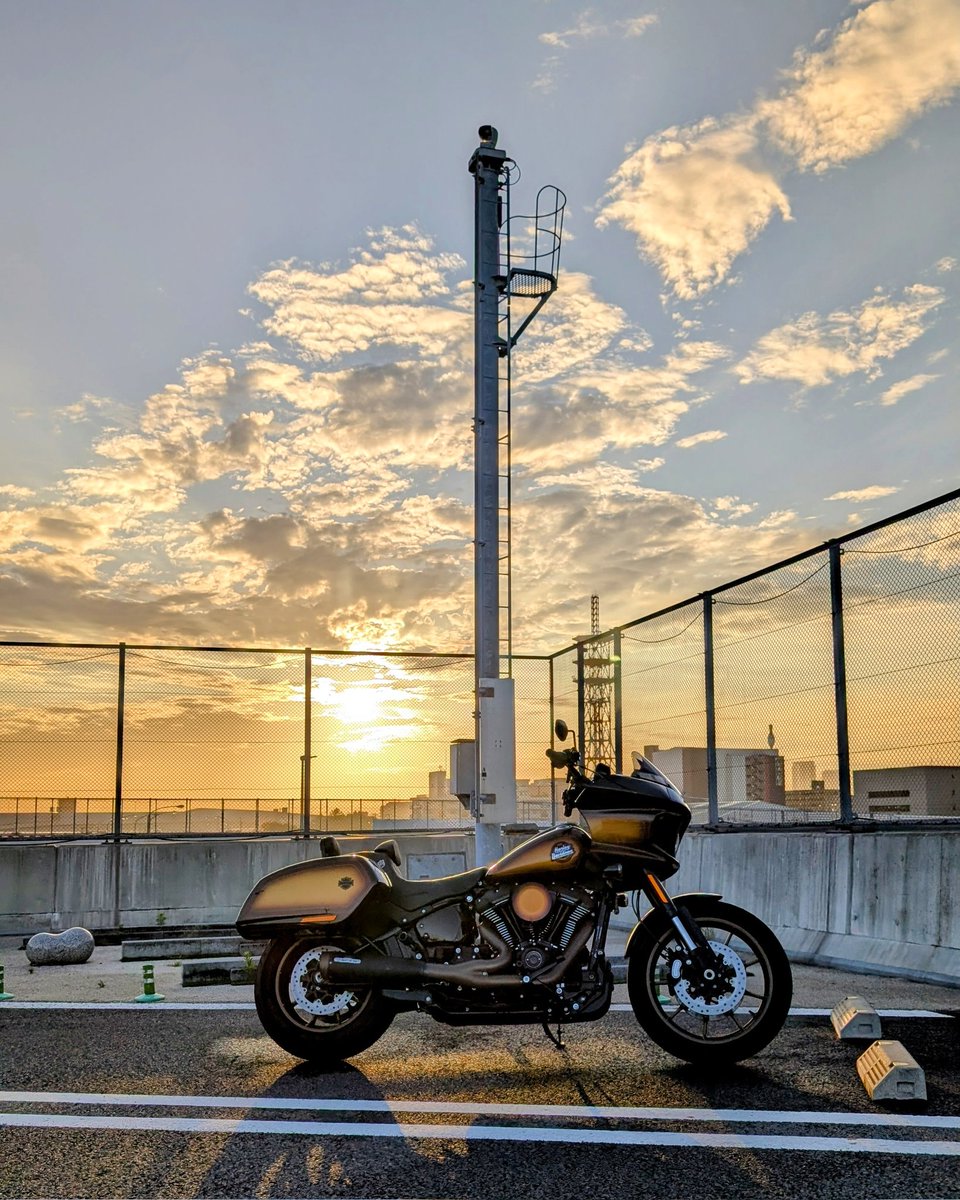 gosurf_rc350's tweet photo. 晴れ間を狙ってサンセットプチツー🏍️🌇
#HarleyDavidson #EnthusiastCollection #FXLRST #LowRiderST #ローライダーST #TobaccoFade #タバコフェード #Glanz #KRAUS #TANAX #Oberon #CustomDynamics #BUNGKING #HPi #JekillandHyde #TMan #Saddlemen #SDC #KIJIMA #Pixel9Pro #京葉市川PA https://t.co/5bBqiltSea