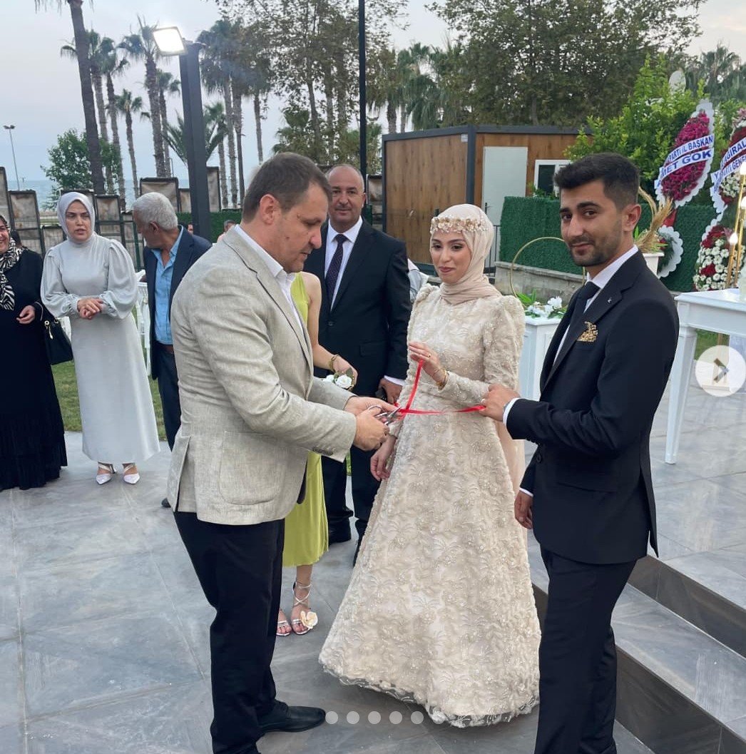 Kızımın nişan törenine katılan tüm dostlara teşekkür eder, çocuklarımıza ve yeni bir hayata adım atan tüm gençlerimize Rabb'imden huzur,afiyet, sağlık ve tertemiz bir aile hayatı dilerim.