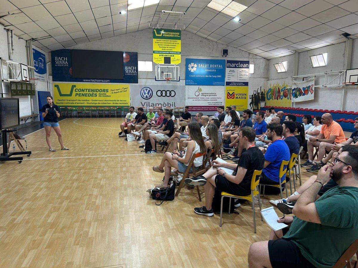FCBQtecnic's tweet photo. DIA DE L'ENTRENADOR/A I 🏀 Xerrada de la psicòloga Noemí Bonet; xerrada de Jordi Amigó i Sergio Vera sobre el creixement dels joves i taula rodona sobre l’evolució regles de joc amb Salva Maldonado, Xènia Esteve, Sílvia Font i Alberto Baena @casalvilafranca  
#DiaEntrenadoraBQ https://t.co/t4Kz2CFy5m