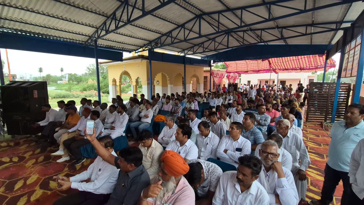 sudeshKataria23's tweet photo. आज यमुनानगर जिले के गांव अम्बवाला में "हमारा संविधान, हमारा स्वाभिमान" सम्मेलन में शामिल होकर स्थानीय ग्रामीणों के साथ जनसंवाद किया। कार्यक्रम का उद्देश्य संविधान की मूल भावना – समानता, सामाजिक न्याय और बंधुत्व – को जन-जन तक पहुँचाना रहा।

सम्मेलन में संविधान निर्माता डॉ. भीमराव अंबेडकर जी के विचारों और उनके संघर्षों को स्मरण किया गया। वक्ताओं ने संविधान में निहित अधिकारों और कर्तव्यों की जानकारी साझा की और सामाजिक समरसता को मजबूत करने पर बल दिया।

इस अवसर पर बड़ी संख्या में ग्रामीण, युवा, महिलाएं और समाजसेवी उपस्थित रहे। लोगों ने संविधान की गरिमा बनाए रखने और सामाजिक न्याय के लिए मिलकर कार्य करने का संकल्प लिया।

"हमारा संविधान, हमारा स्वाभिमान" जैसे कार्यक्रम समाज को एकजुट करते हैं और लोकतंत्र की नींव को और अधिक सुदृढ़ बनाते हैं।