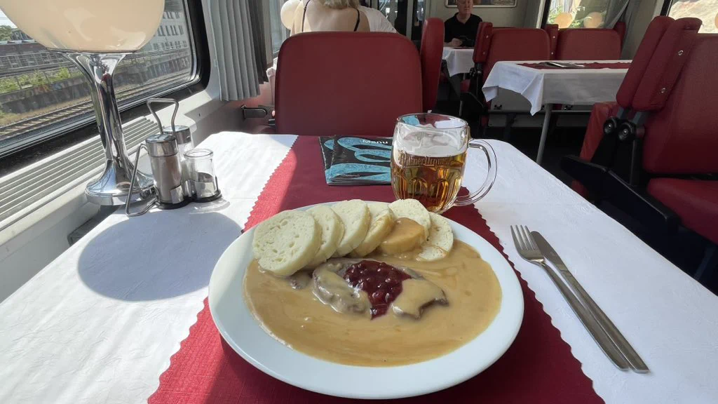 Lendenbraten und Pilsner Urquell im Speisewagen