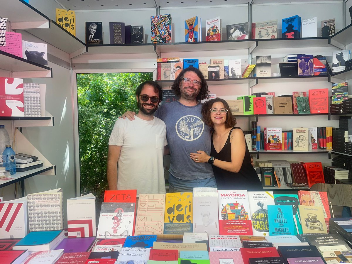 A vivir Madrid (@avivirmadrid) on Twitter photo 📚 Último día de la <a href="/FLMadrid/">Feria del Libro de Madrid</a> y paramos en la caseta de La uña rota (<a href="/launarota/">Ediciones LauÑaRoTa</a>), Premio Nacional a la Mejor Labor Editorial 2025.
📍<a href="/leo12rod/">Leo Rodríguez</a> nos cuenta el ambiente
🎙️ Hablamos con su editor, Carlos Rod, para celebrar el trabajo comprometido de las editoriales 📚 Último día de la <a href="/FLMadrid/">Feria del Libro de Madrid</a> y paramos en la caseta de La uña rota (<a href="/launarota/">Ediciones LauÑaRoTa</a>), Premio Nacional a la Mejor Labor Editorial 2025.
📍<a href="/leo12rod/">Leo Rodríguez</a> nos cuenta el ambiente
🎙️ Hablamos con su editor, Carlos Rod, para celebrar el trabajo comprometido de las editoriales