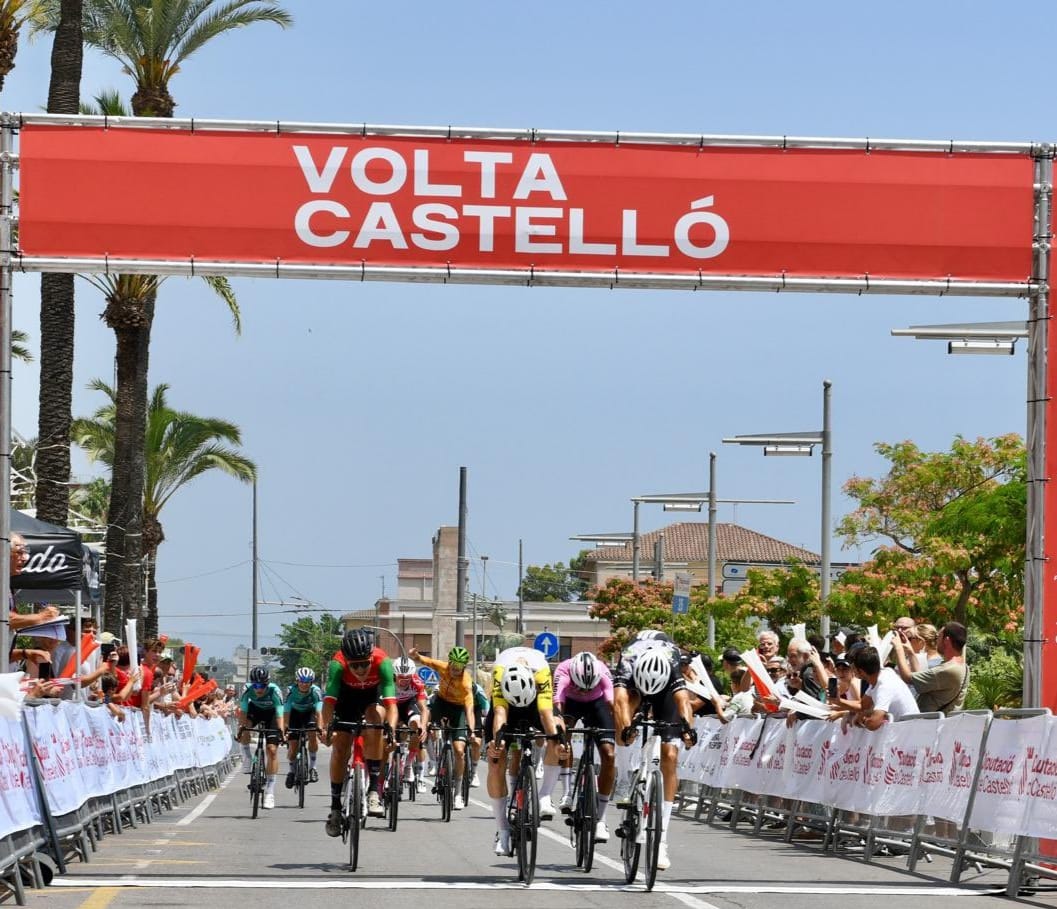 #VoltaCastello25 Etapa final complicada, marcada por una caída que afectó a varios corredores, pero en la que Dario Giuliano concluyó en el grupo principal para confirmar su triunfo en la general 🏆👏

#SúmateAlVerde 💚