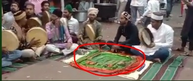 sakal_hindu_'s tweet photo. The Baba Usman Mastan Shah Dargah in the heart of #Pune city, in the Guruwar Peth area, has turned into a hub for #jihadi goons.

Illegal arms stockpiles, public display of weapons on social media, an atmosphere of fear in the city, and large scale jihadi encroachment in the area around the Dargah are increasing rapidly.
It appears that all this is happening with full political backing.

@PuneCityPolice and @CPPuneCity are requested to take serious cognizance of this matter, register a case against the Dargah trustees, and take action to shut down the illegal Dargah and criminal hubs.
@NIA_India @AmitShah @Dev_Fadnavis @CMOMaharashtra @NiteshNRane @HemantNRasane @DheerajGhate @mohol_murlidhar