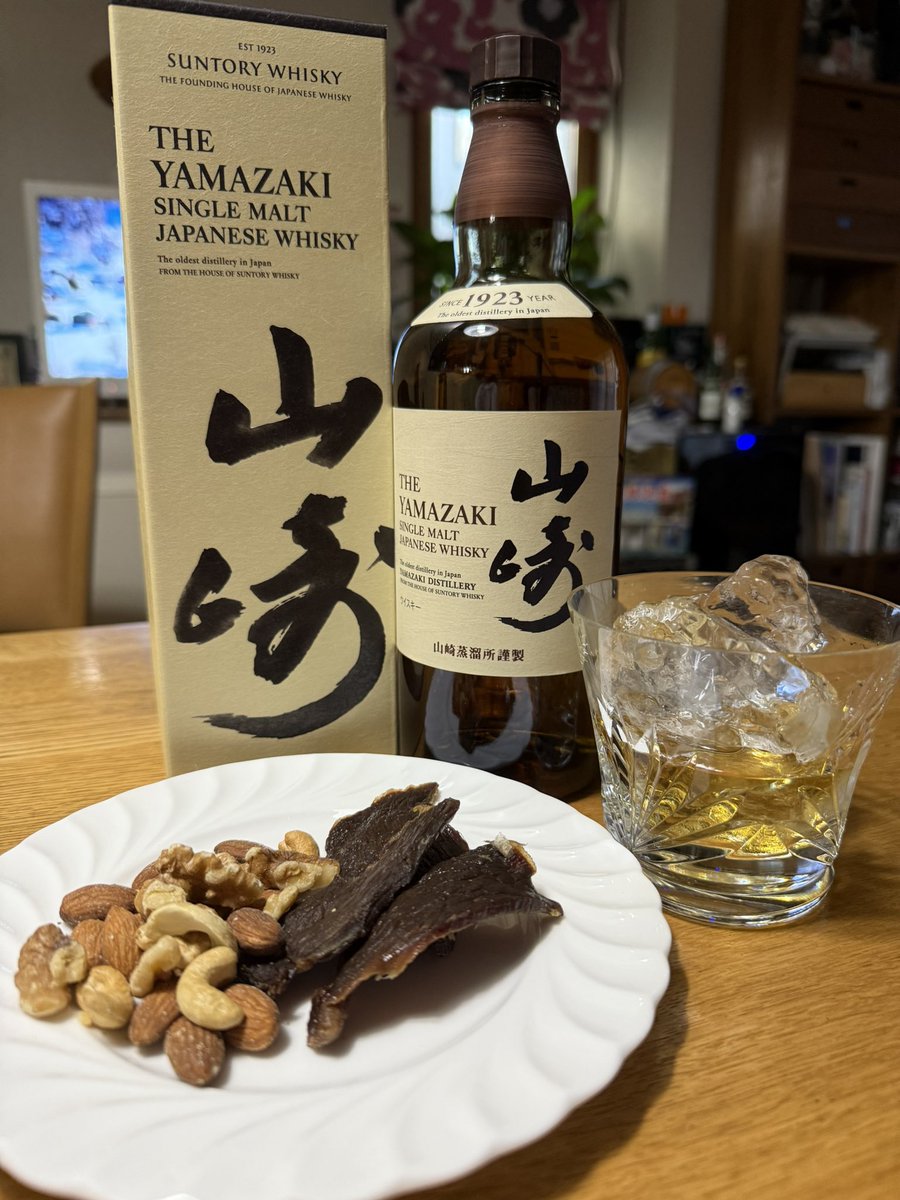 父の日、子供達からウイスキーのプレゼント🎁
自家製ベニソンジャーキーで🥃🫎