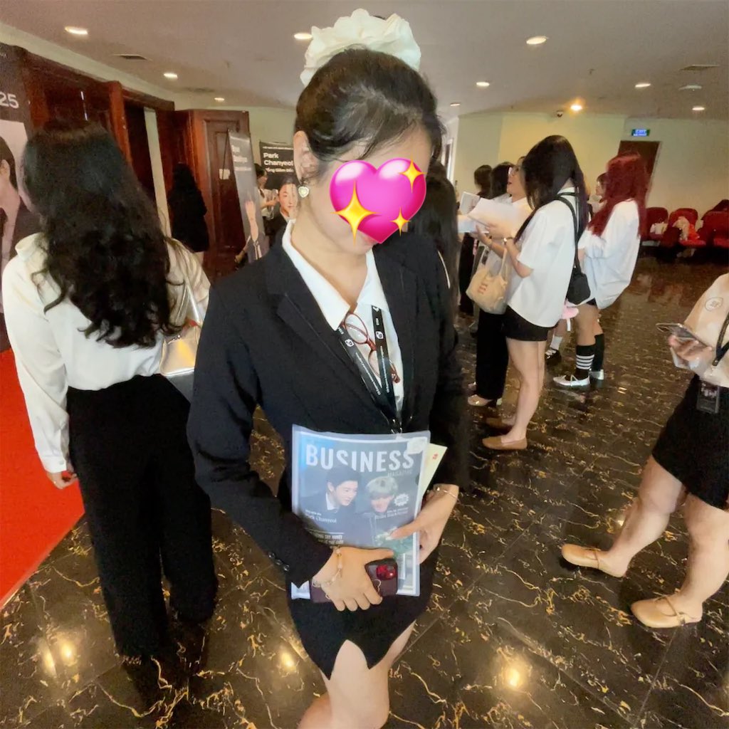 awesomoee's tweet photo. vietnamese cbkists are so cool omg 😭😭😭 they hosted a whole company-themed offline (with business attire as their dresscode) on CBDAY https://t.co/JpKIsTPzBj