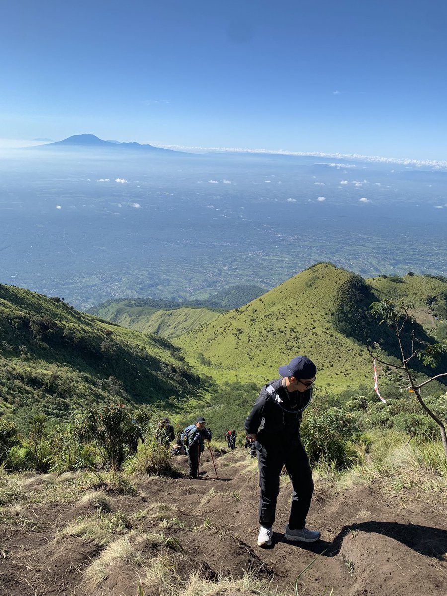 AdibJannatan's tweet photo. Sampai sekarang masih belum percaya kalau aku nge-tektok-in Gunung Merbabu, dengan kecepatan naik sekitar 4 jam dan turun 2 setengah jam. Sekali lagi TEKTOK GUNUNG MERBABU. #gunungmerbabu #merbabu https://t.co/R6uB91jBQB