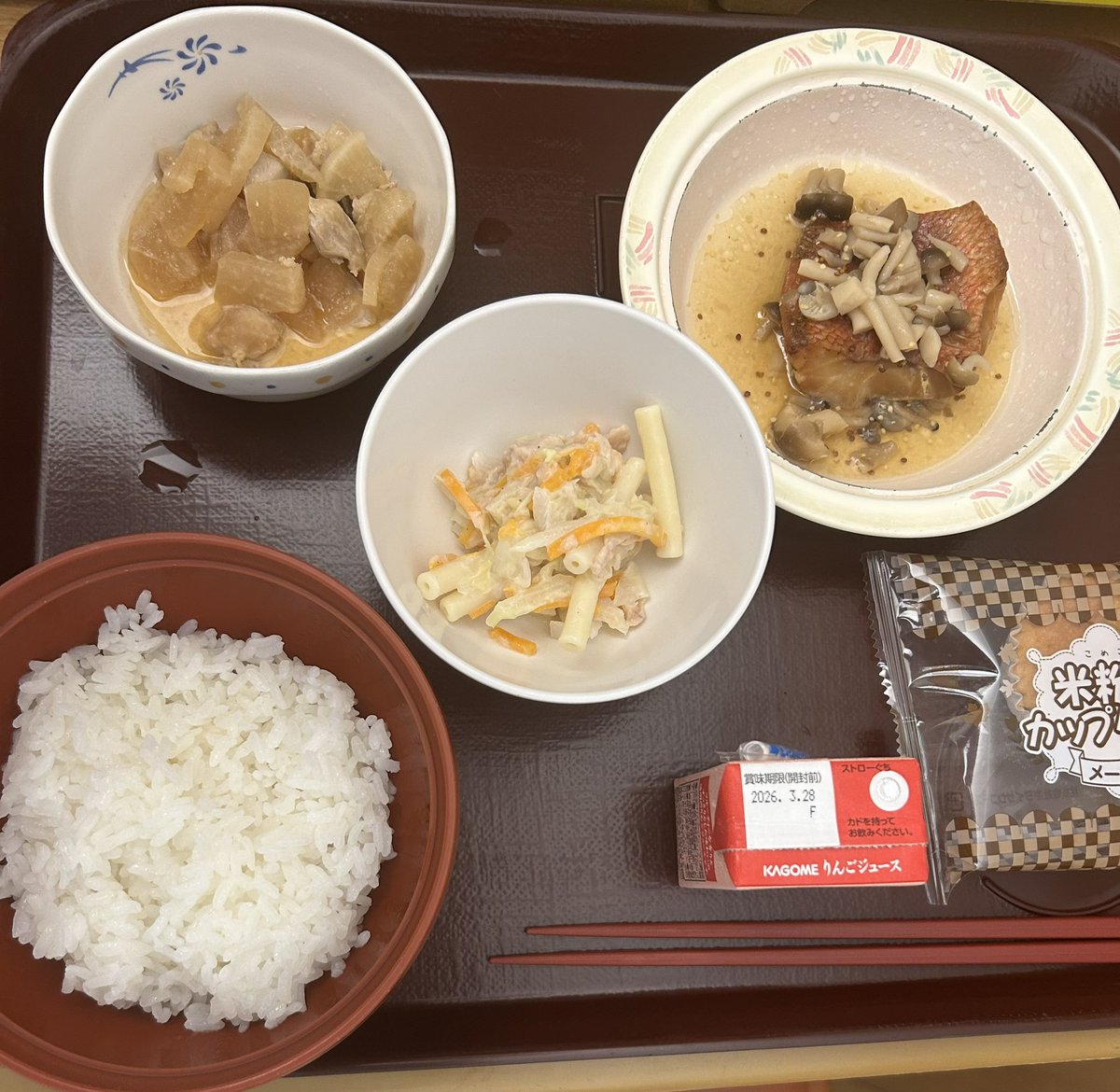 waserin23's tweet photo. 子どもが糖尿病になって、1型か2型か調べるために金曜日から大学病院に検査入院してるんだけどこの先が不安すぎる
明日はやっと旦那と付き添い交代
血糖値測定も夜中もしないといけないから寝不足気味😭
今年の尿検査でいきなり引っかかってびっくり！
親子で頑張るしかないよね〜
病院食は美味しい☺️ https://t.co/FrBVPJvSqT