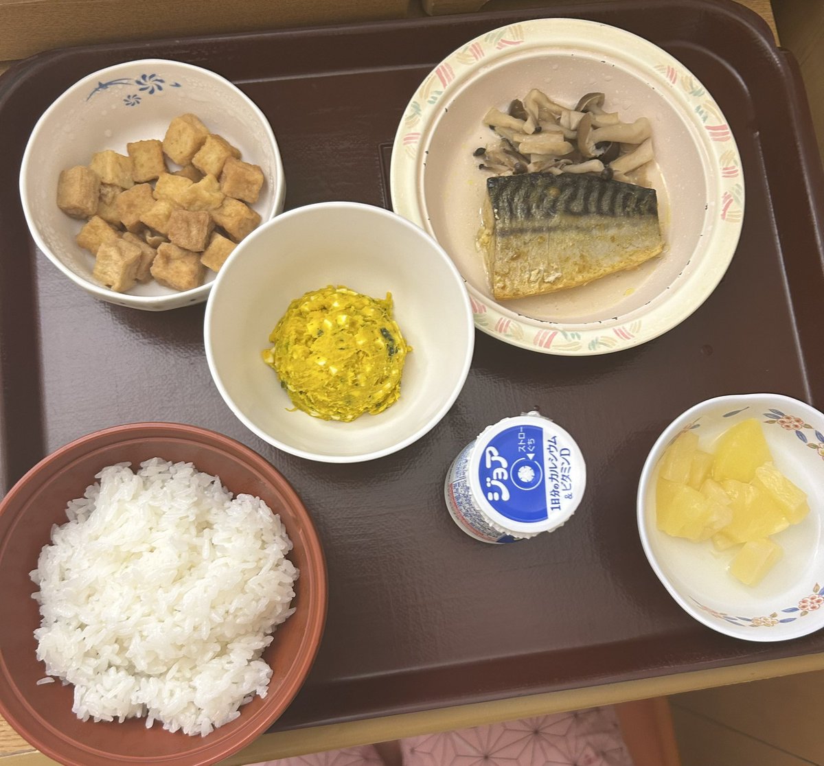 waserin23's tweet photo. 子どもが糖尿病になって、1型か2型か調べるために金曜日から大学病院に検査入院してるんだけどこの先が不安すぎる
明日はやっと旦那と付き添い交代
血糖値測定も夜中もしないといけないから寝不足気味😭
今年の尿検査でいきなり引っかかってびっくり！
親子で頑張るしかないよね〜
病院食は美味しい☺️ https://t.co/FrBVPJvSqT